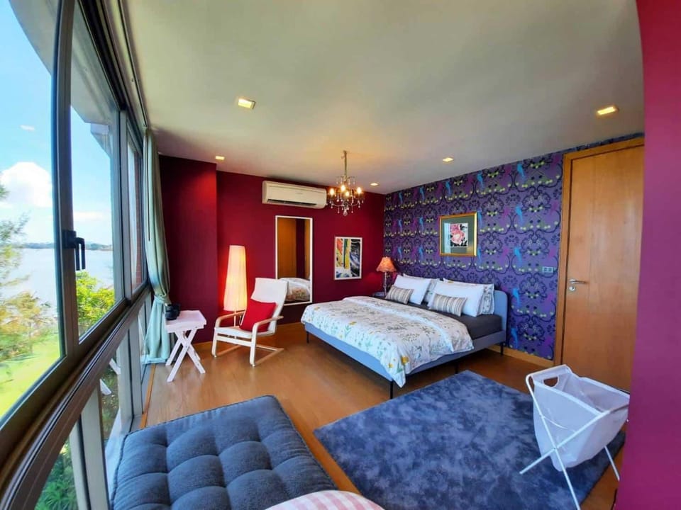 Bed, Living room, Photo of the whole room, Seating area, Bedroom