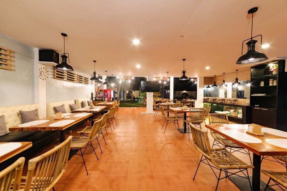 Property building, Restaurant/places to eat, Breakfast