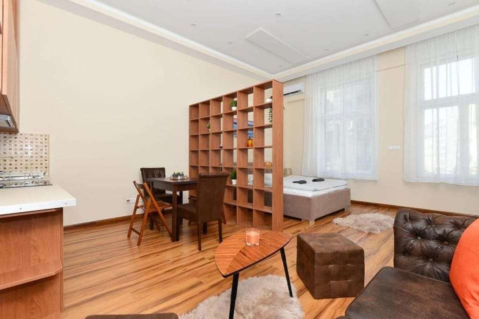 Bed, Seating area, Dining area