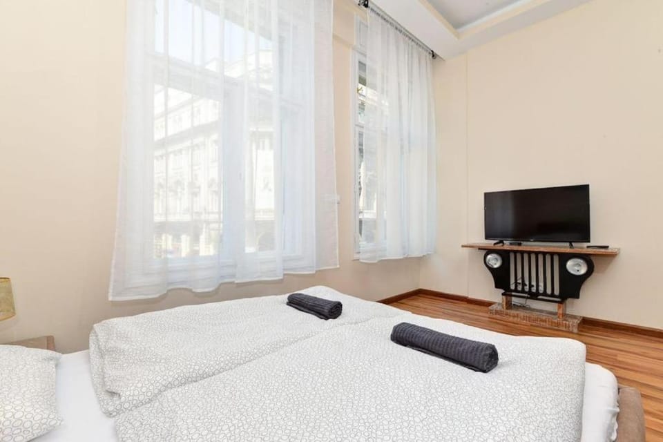 Bed, TV and multimedia, City view