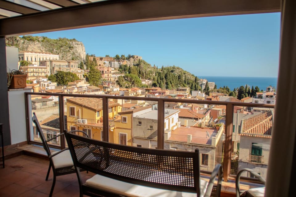 View (from property/room), Balcony/Terrace, City view, Sea view