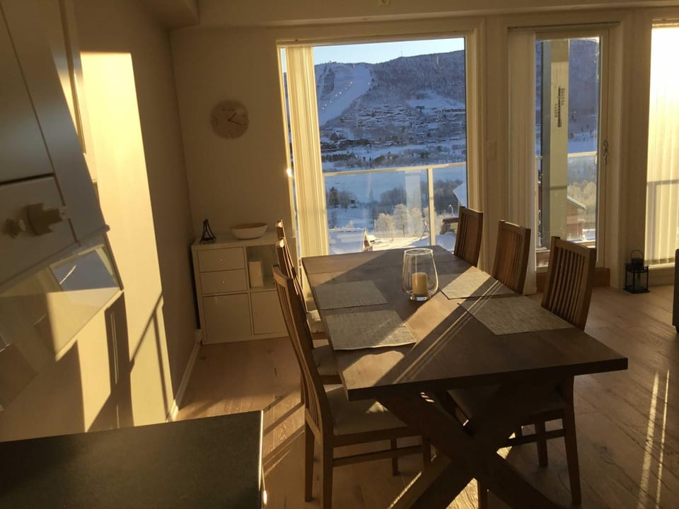 Dining area, Mountain view