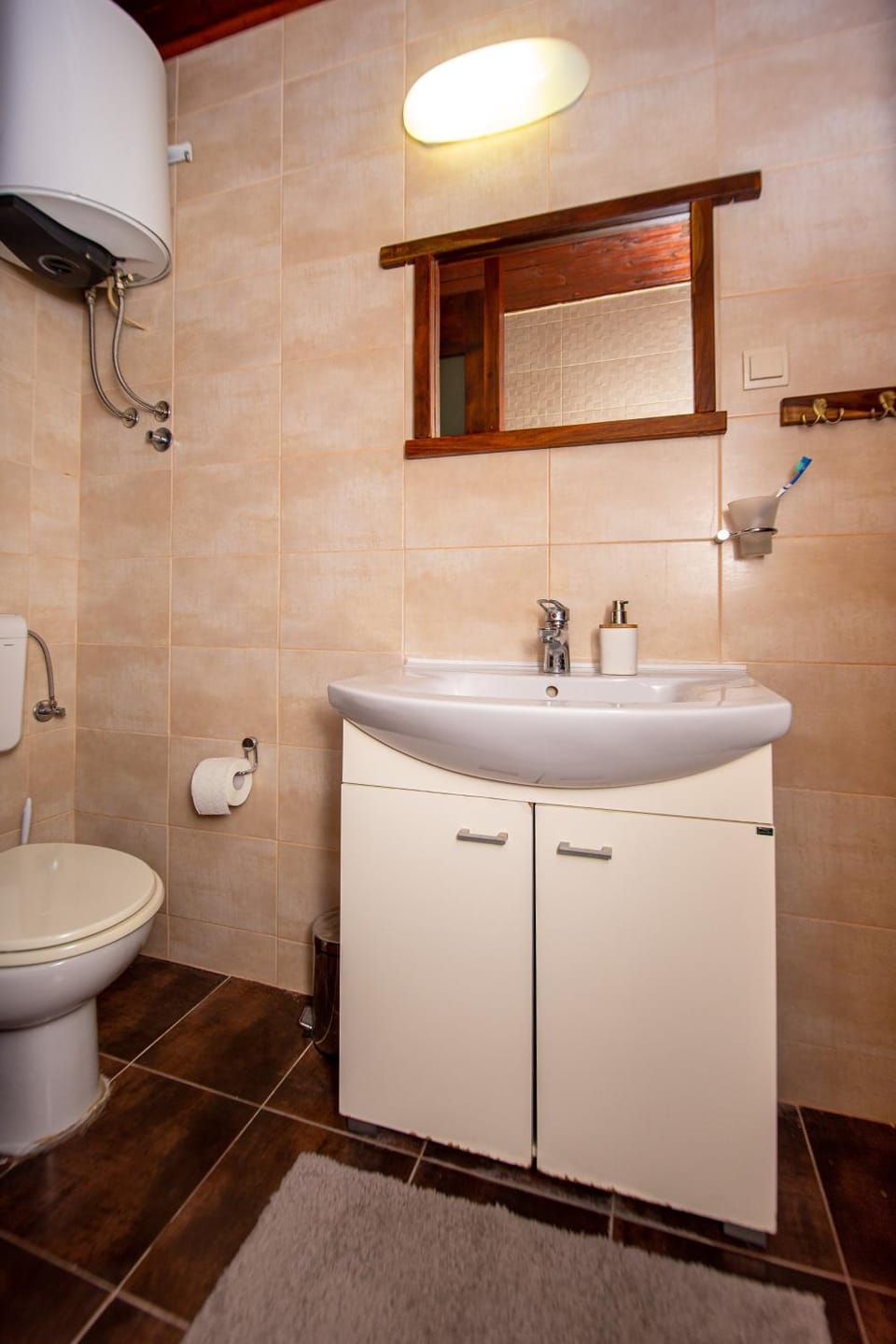Toilet, towels
