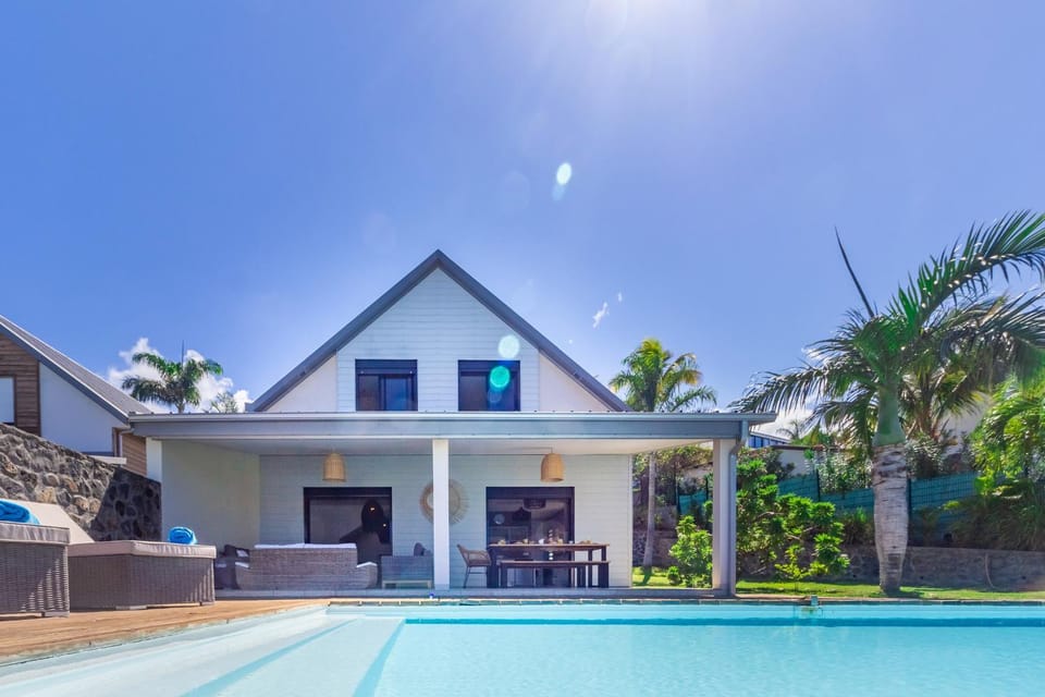 Property building, Swimming pool, sunbed