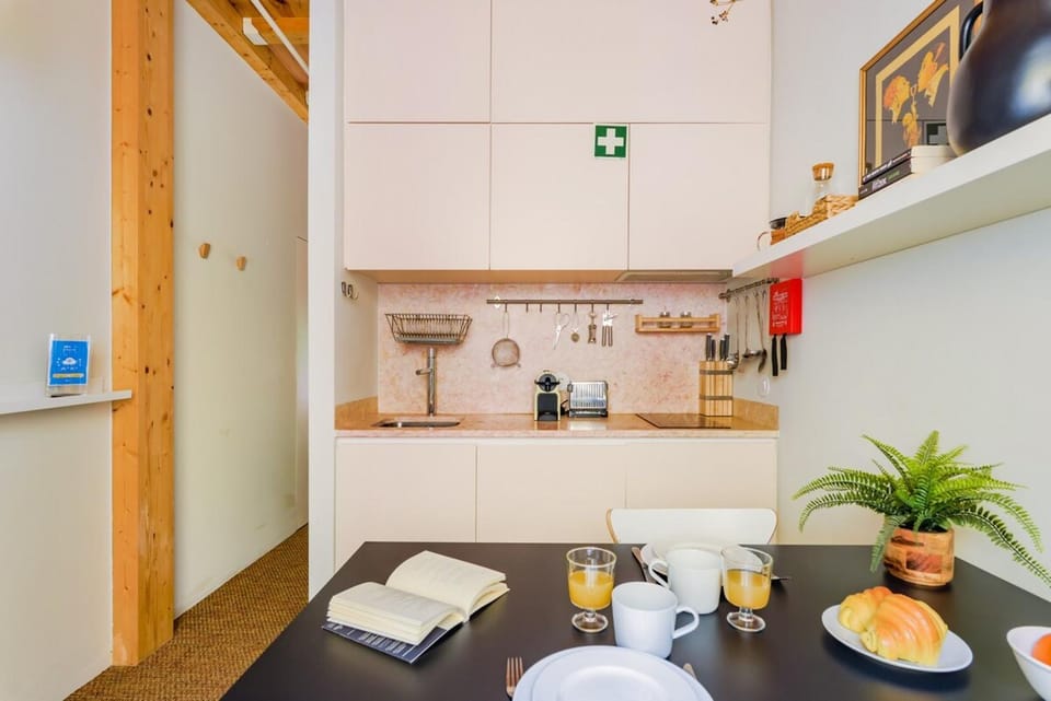 Graça City Break with Balcony Apartment in Lisbon