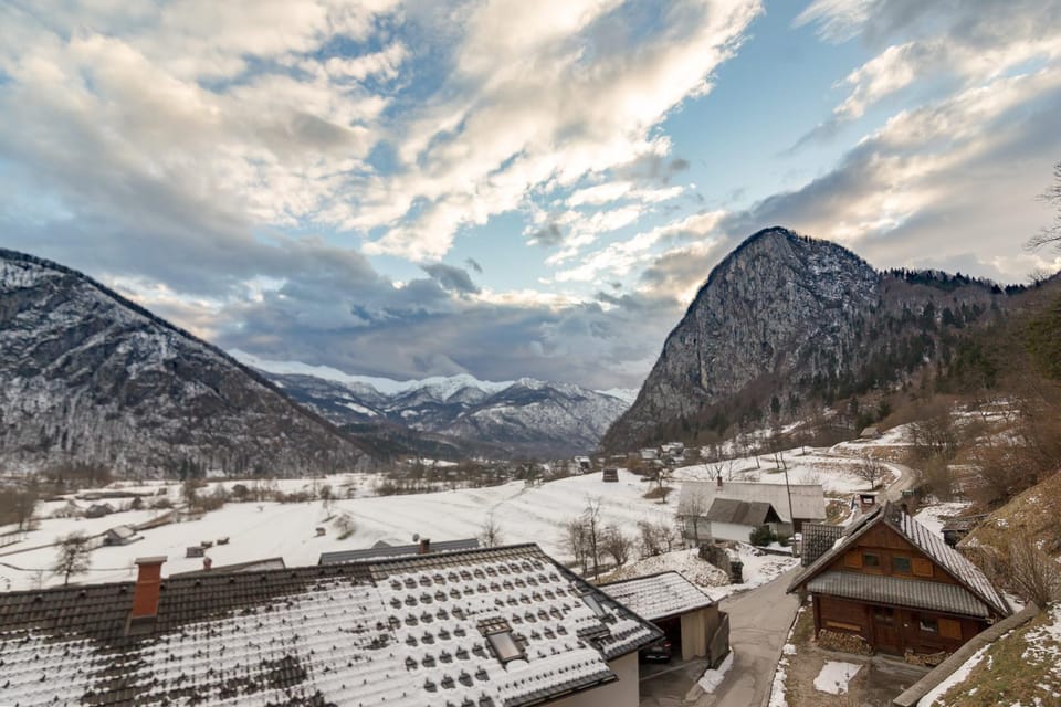 Balcony/Terrace, Mountain view, Street view