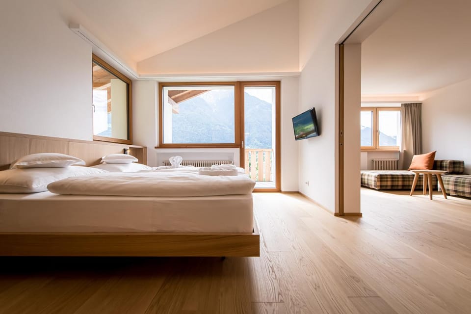 Bed, TV and multimedia, Photo of the whole room, Seating area, Bedroom