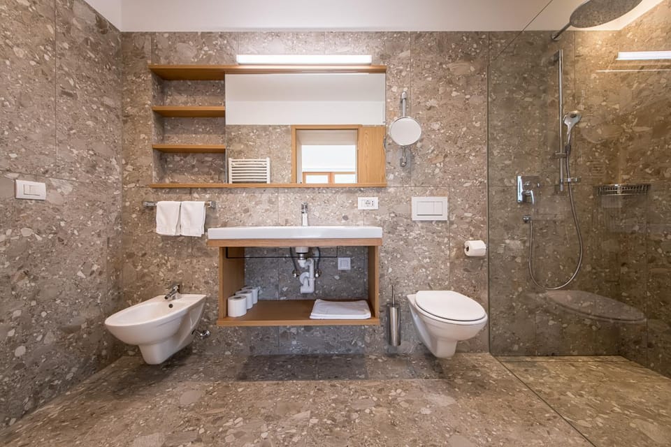 Shower, Toilet, Bathroom, bidet, towels