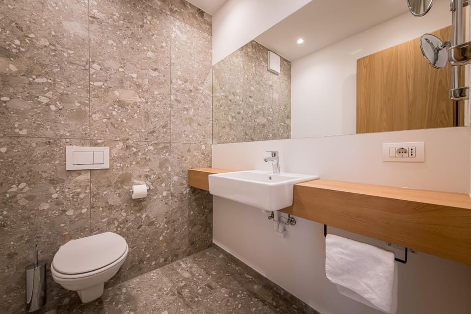 Toilet, Bathroom, towels