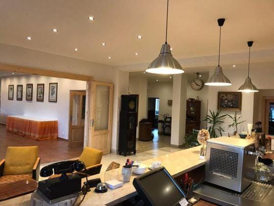 Restaurant/places to eat, Lounge or bar