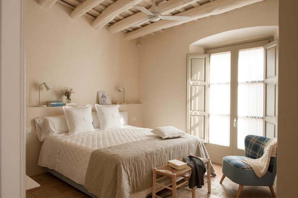 Photo of the whole room, Bedroom