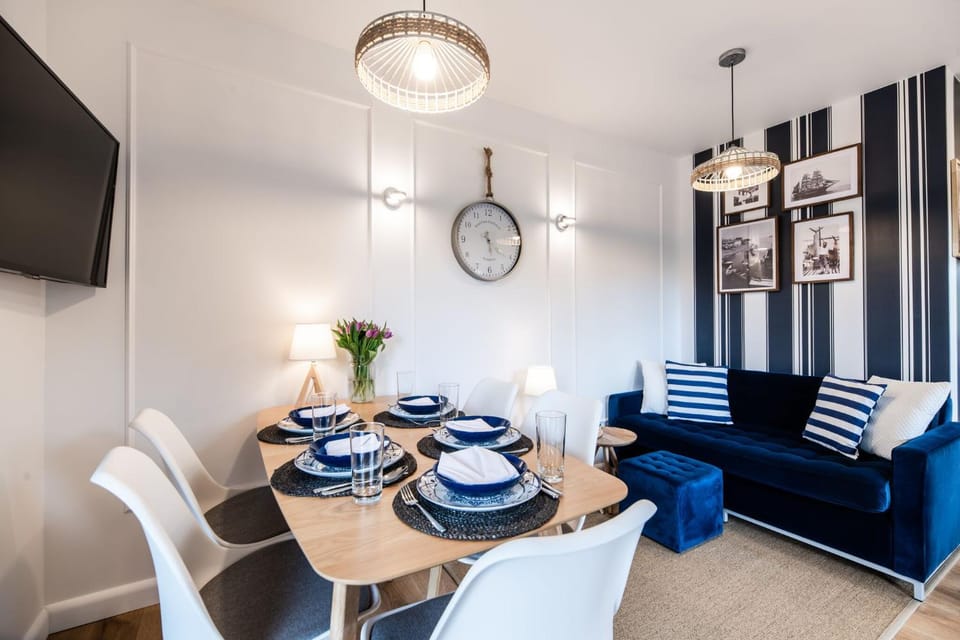 TV and multimedia, Living room, Seating area, Dining area, air conditioner