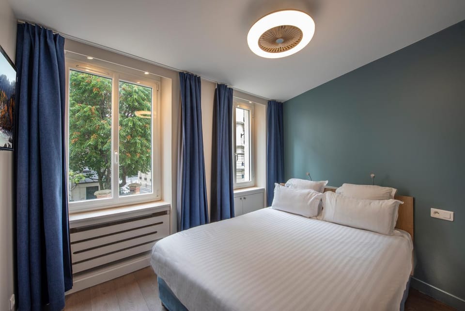 Photo of the whole room, Bedroom
