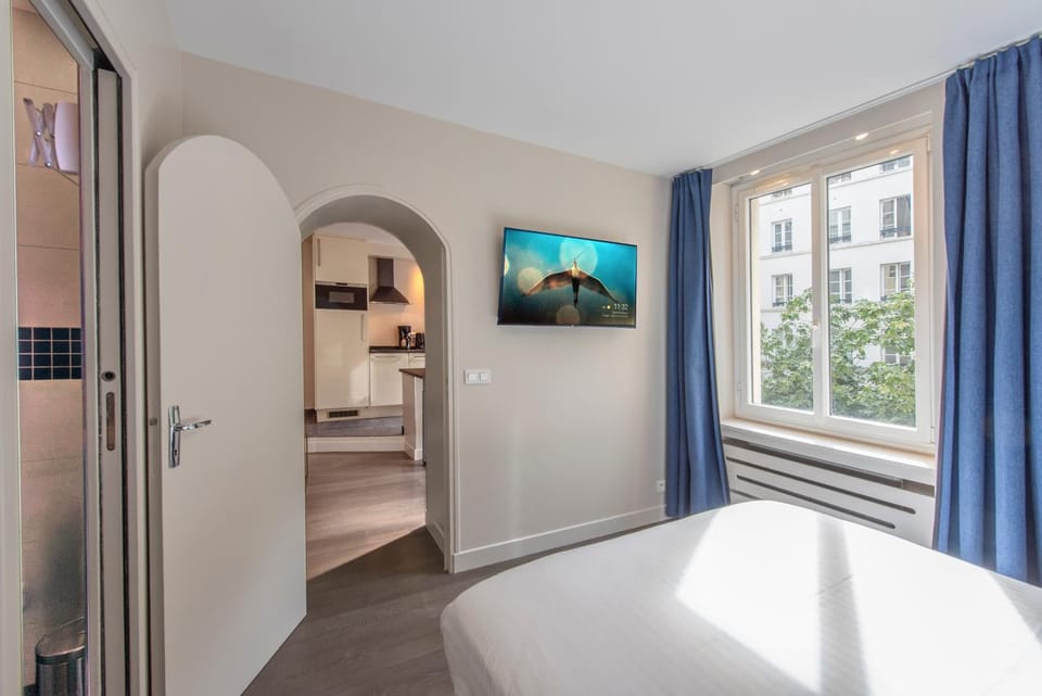 Bed, TV and multimedia, Photo of the whole room, Bedroom