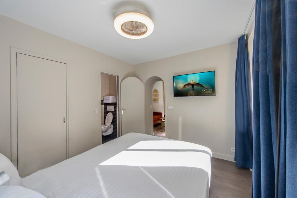 Bed, TV and multimedia, Photo of the whole room, Bedroom, towels, wardrobe