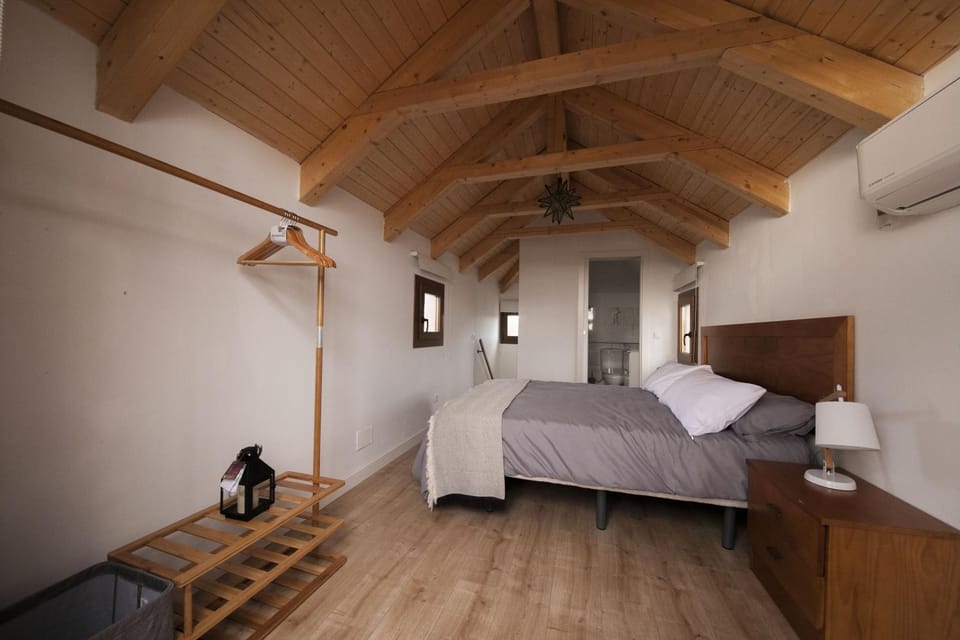 Bed, Photo of the whole room, Bedroom, air conditioner