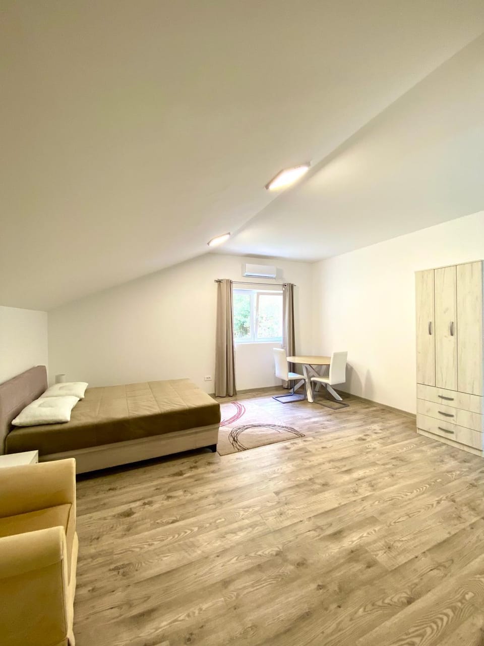 Bed, Photo of the whole room