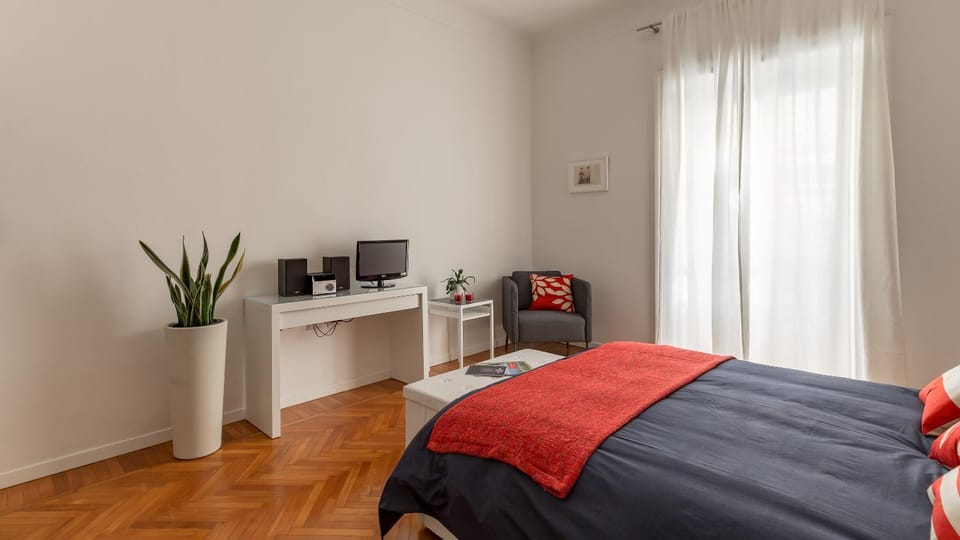Photo of the whole room, Bedroom