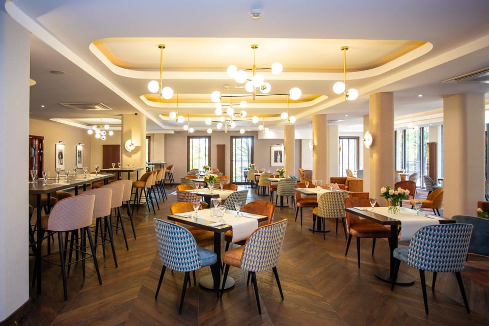 Restaurant/places to eat, Seating area