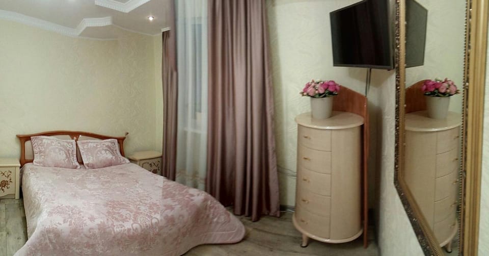 Bed, TV and multimedia, Photo of the whole room, Bedroom