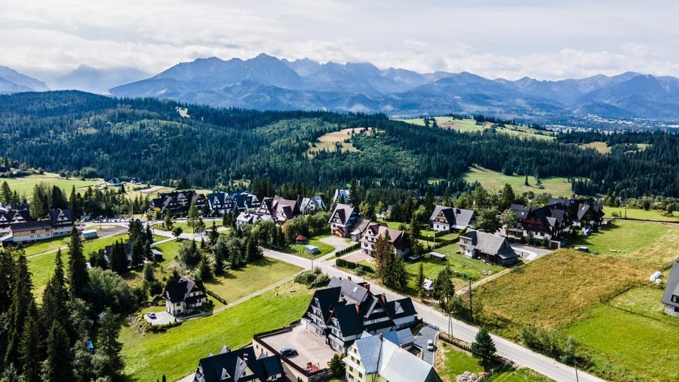 Property building, Nearby landmark, Spring, Day, Neighbourhood, Natural landscape, Bird's eye view, View (from property/room), Windsurfing, Mountain view, Street view