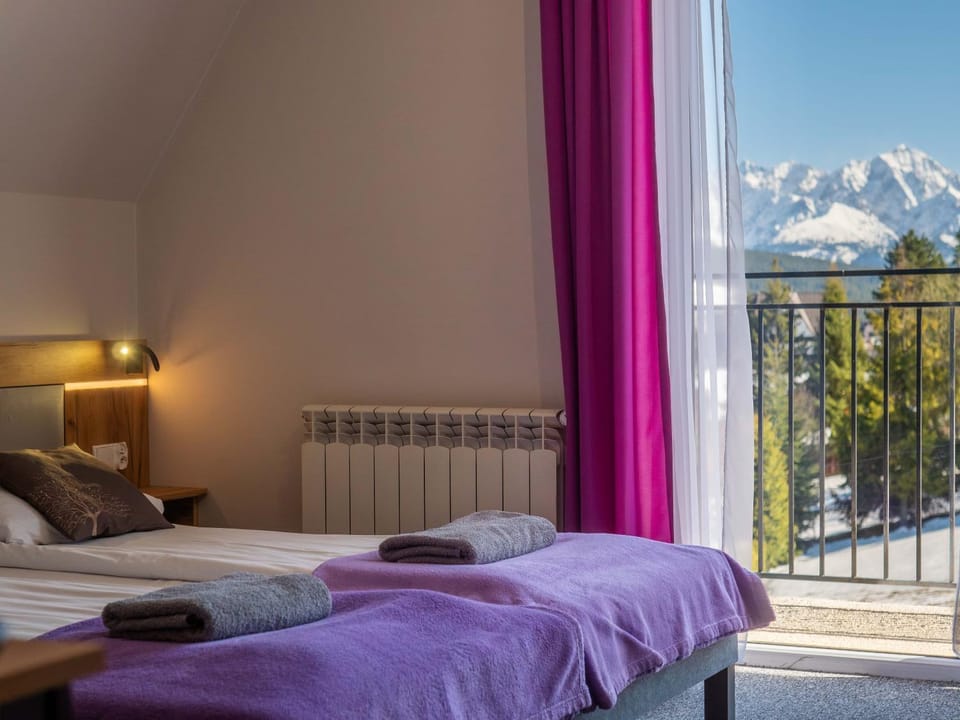 Bed, Natural landscape, Photo of the whole room, Bedroom, Mountain view