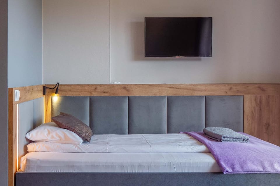 Bed, TV and multimedia, Photo of the whole room, Bedroom