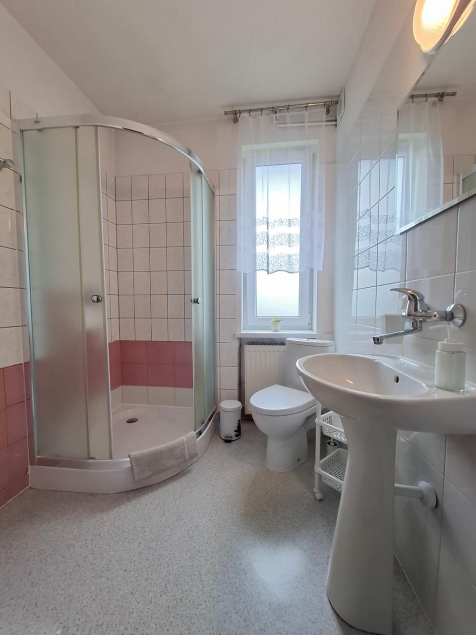 Shower, Toilet, Bathroom, towels