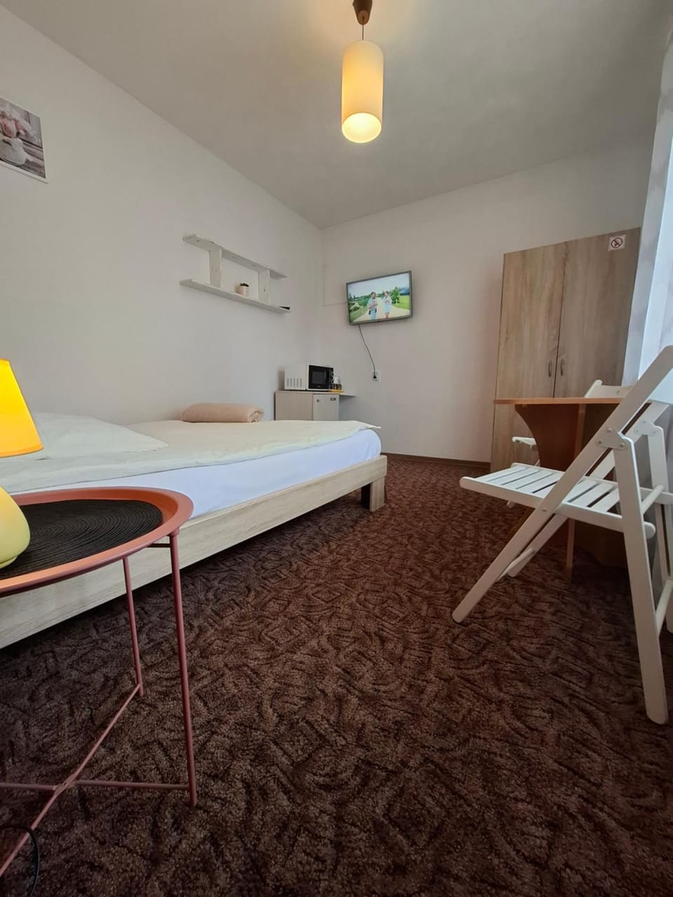 Bed, TV and multimedia, Bedroom