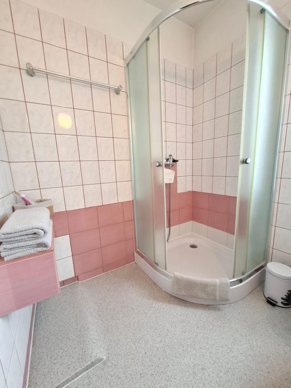 Shower, Toilet, Bathroom, towels