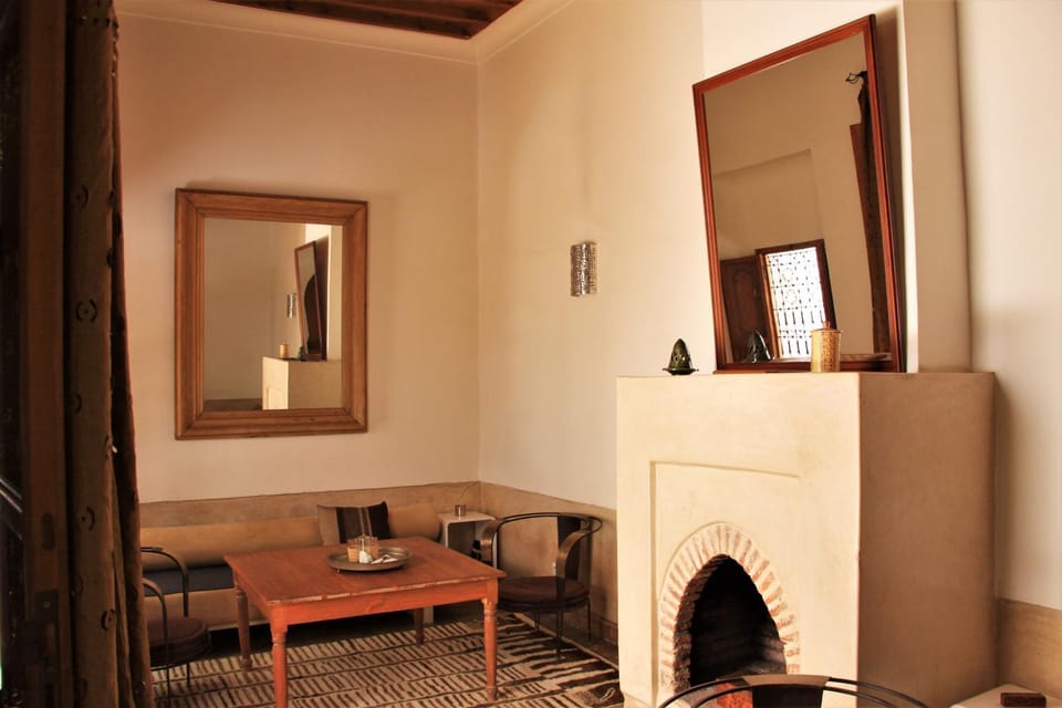 Restaurant/places to eat, Living room