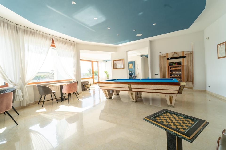 Villa Tito Livio - The Gulf Horizon Capri - Luxury Villa with Panoramic Pool & Capri View Bed and Breakfast in Pozzuoli