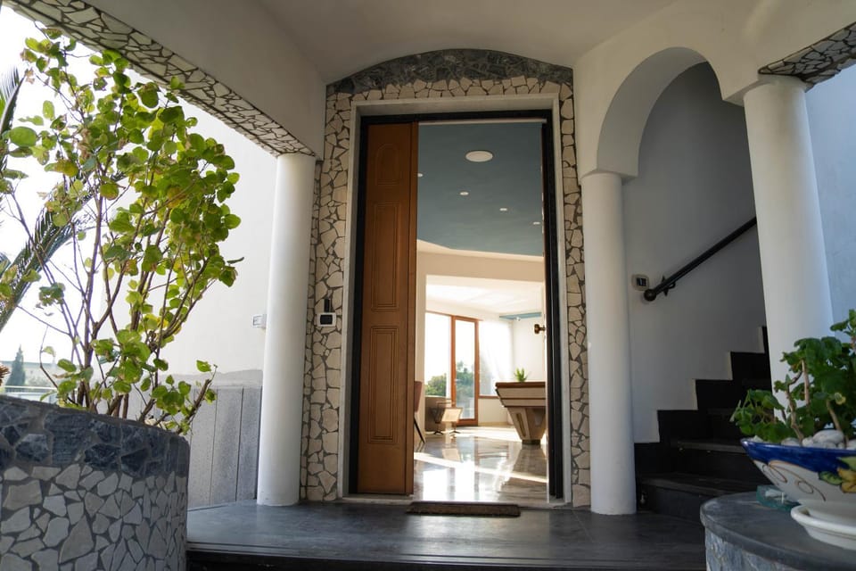 Villa Tito Livio - The Gulf Horizon Capri - Luxury Villa with Panoramic Pool & Capri View Bed and Breakfast in Pozzuoli
