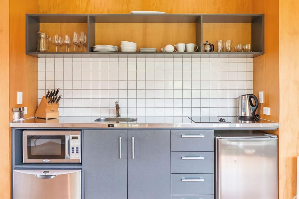 Coffee/tea facilities, Kitchen or kitchenette, stove