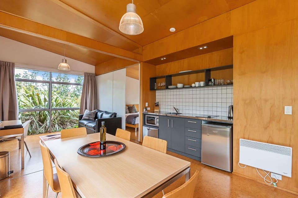 Kitchen or kitchenette, Dining area, stove