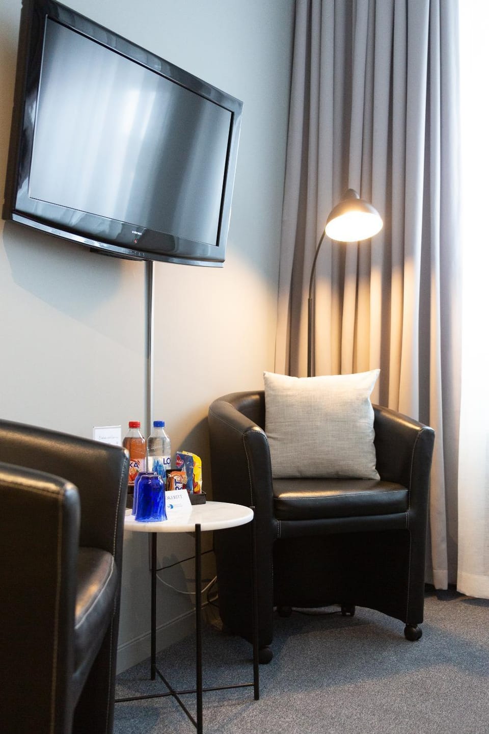 Photo of the whole room, Seating area