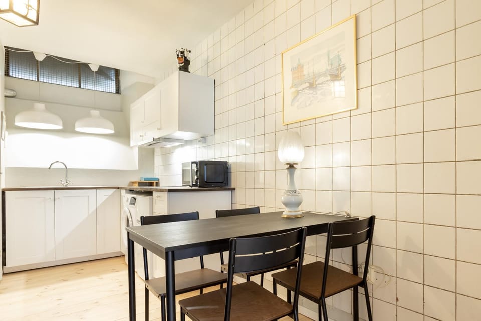 Kitchen or kitchenette, Dining area, minibar, stove