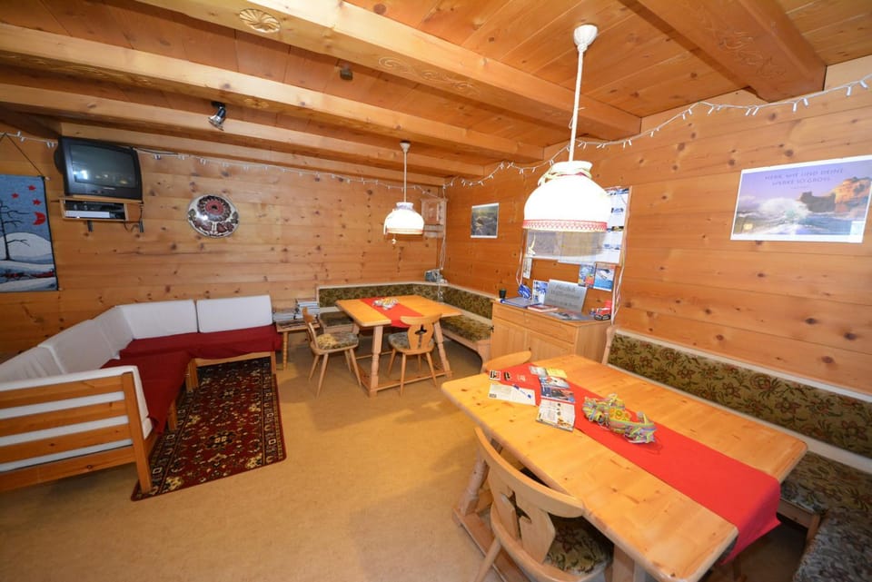 Restaurant/places to eat, Lounge or bar