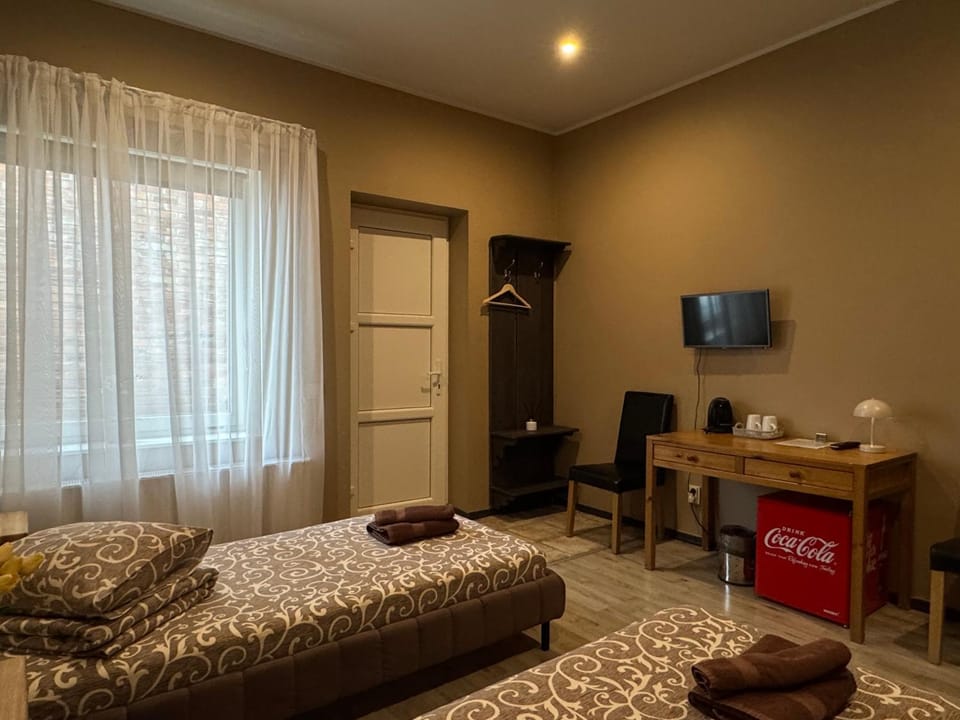 Bed, TV and multimedia, Photo of the whole room, Bedroom