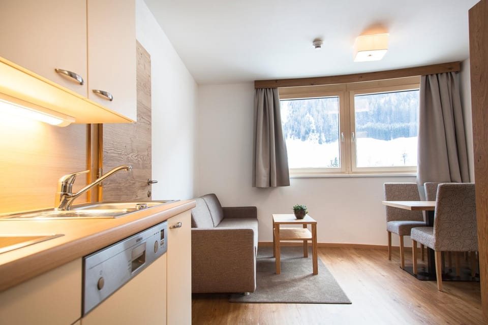 Kitchen or kitchenette, Seating area