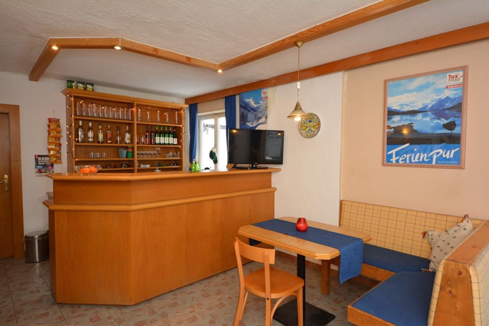 Restaurant/places to eat, Living room, Seating area, Dining area