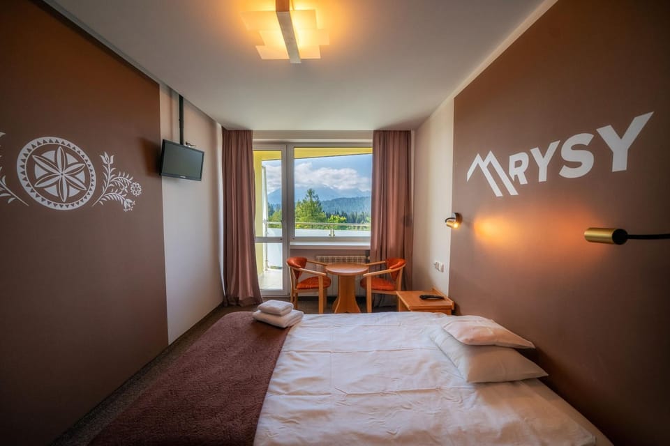 Bed, TV and multimedia, Photo of the whole room, Mountain view