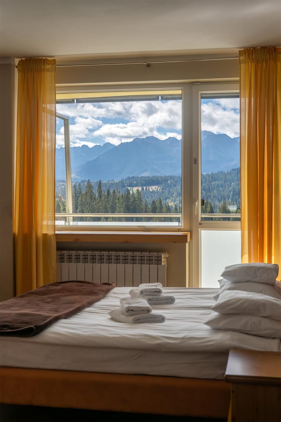 Photo of the whole room, Bedroom, Mountain view