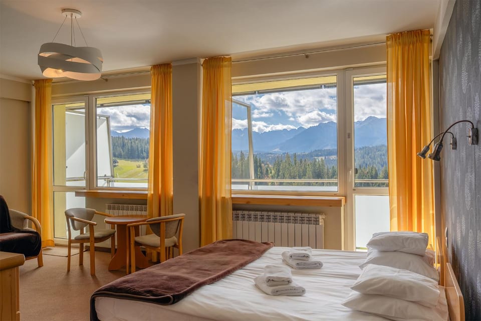 Natural landscape, Photo of the whole room, Bedroom, Mountain view