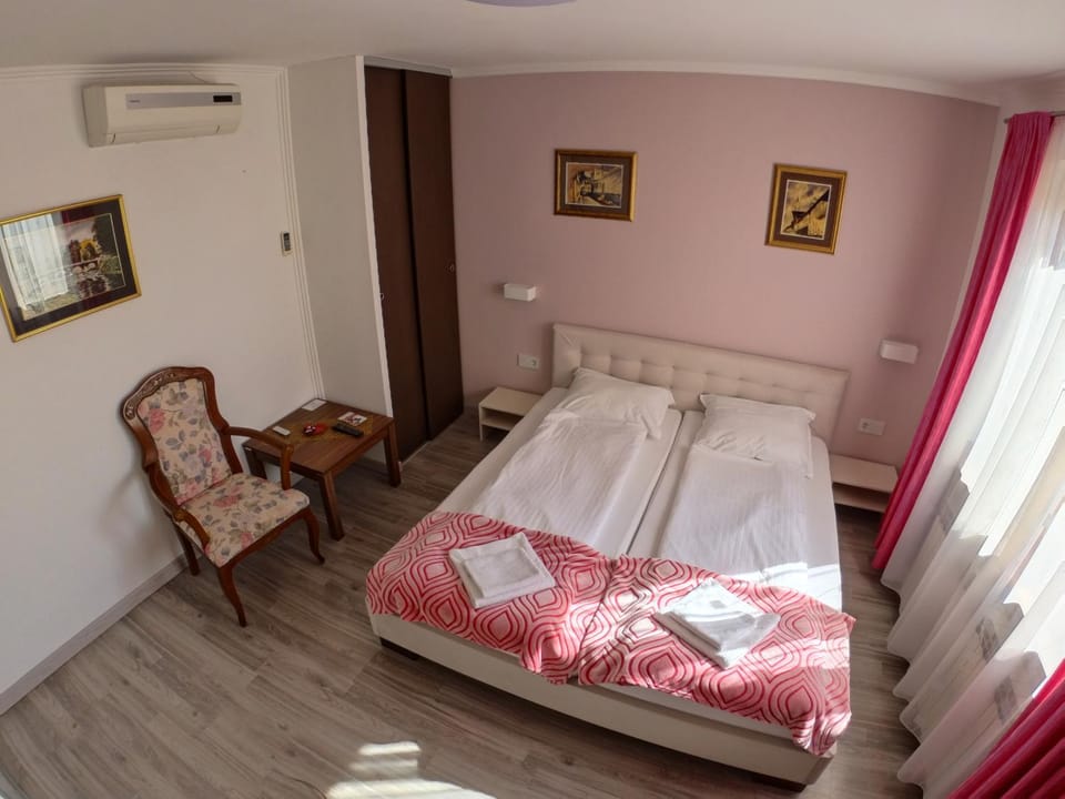 Bed, Bedroom, towels, air conditioner
