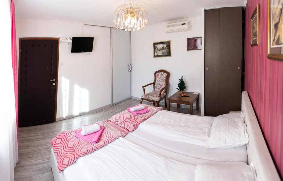 Bed, TV and multimedia, Living room, Photo of the whole room, Seating area, Bedroom, air conditioner