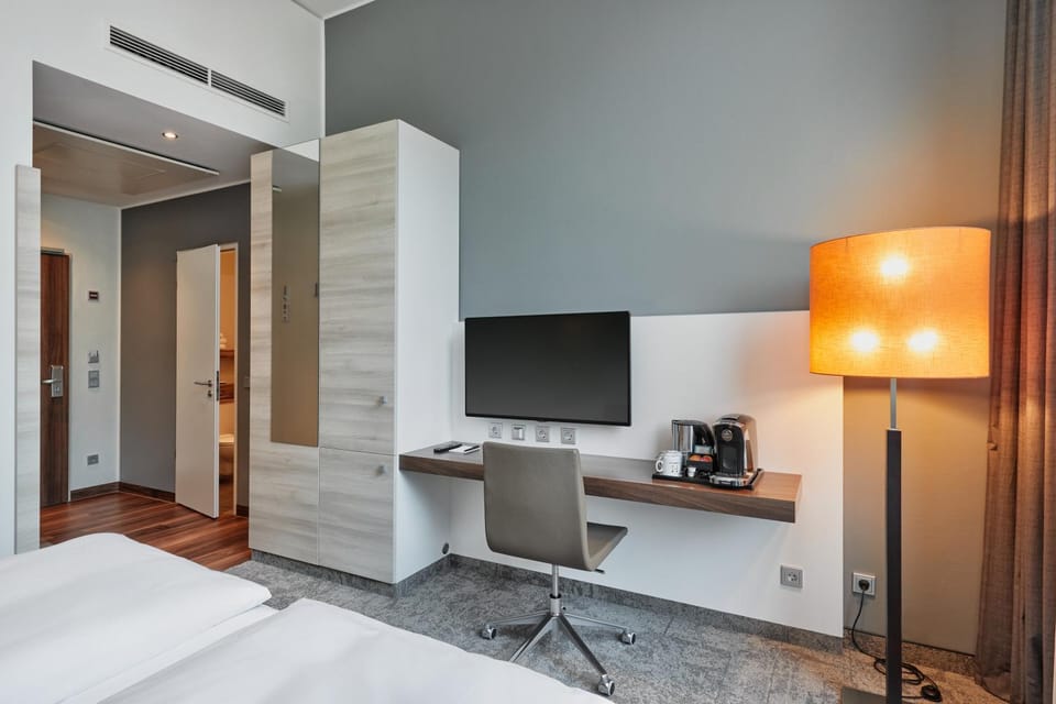 Bed, TV and multimedia, Photo of the whole room, hair dresser, wardrobe