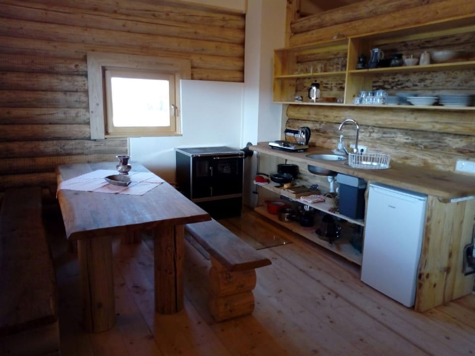 Kitchen or kitchenette, Dining area