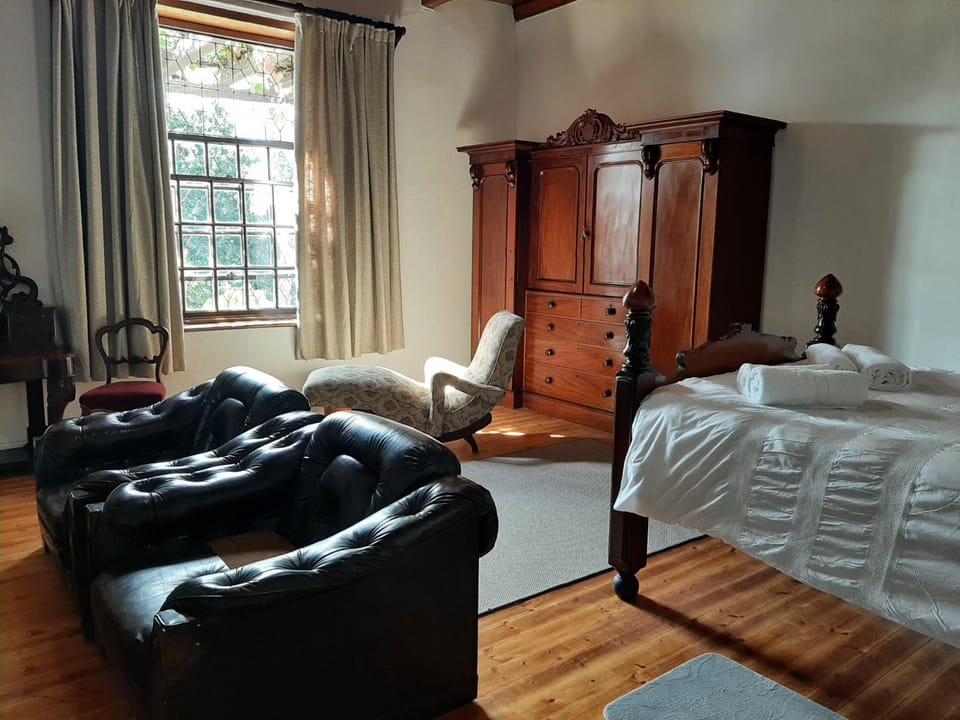 Bed, Photo of the whole room, Seating area, Bedroom