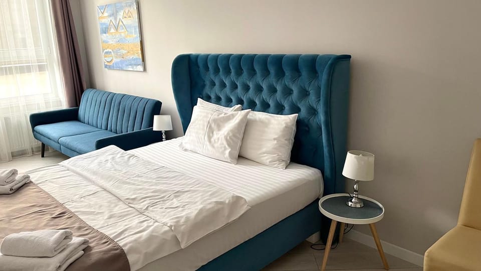 Bed, Photo of the whole room, Seating area, Bedroom